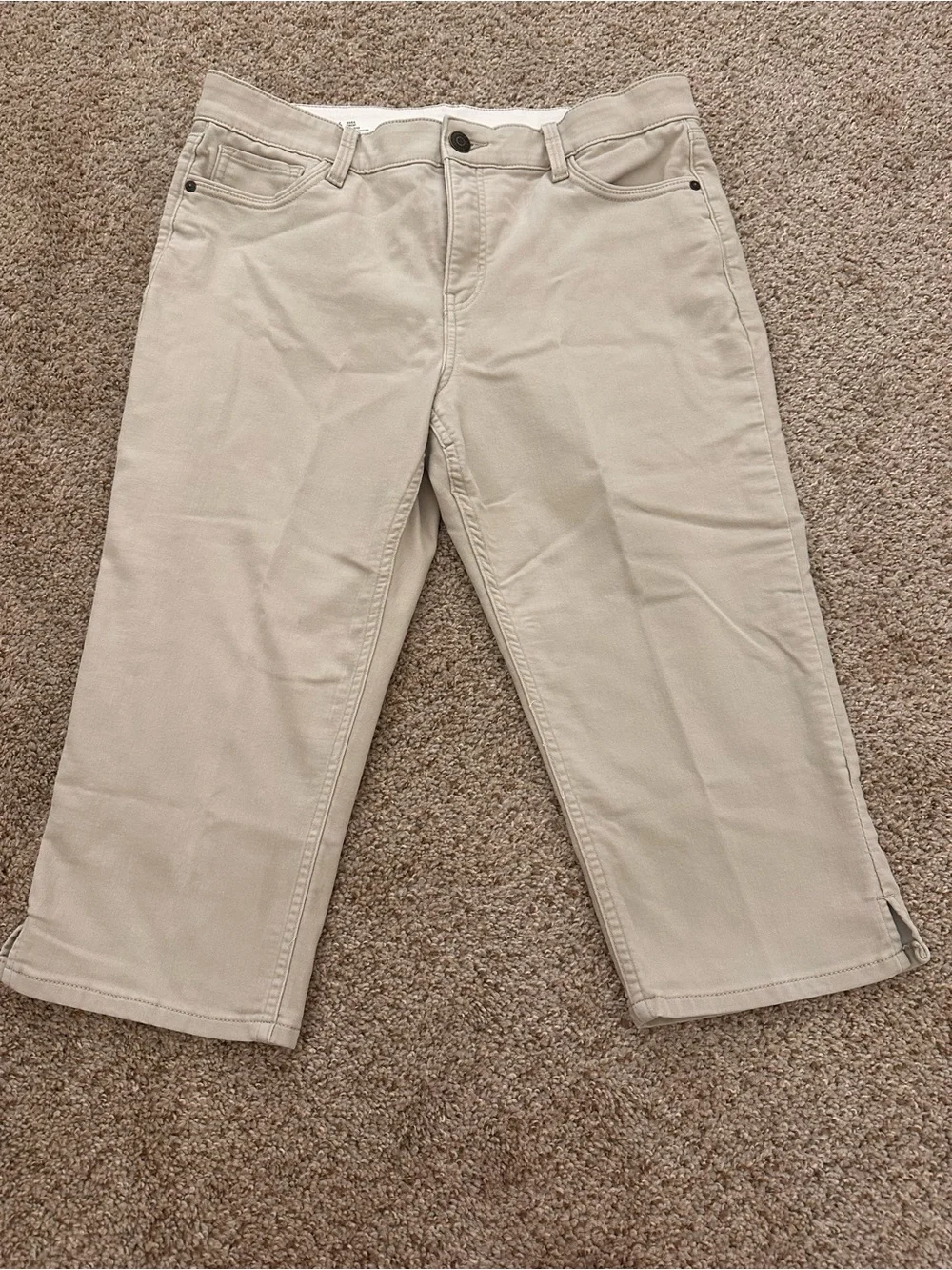 Liz Claiborne Cropped Capri Pants in Light Beige